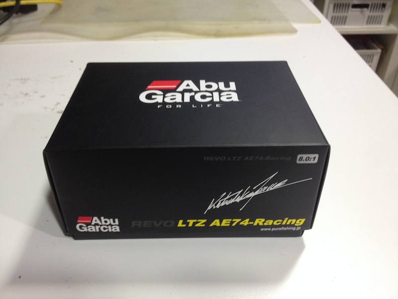 強襲的輕量雙軸，Abu Garcia Revo LTZ AE74 購得～ | 路亞巴士